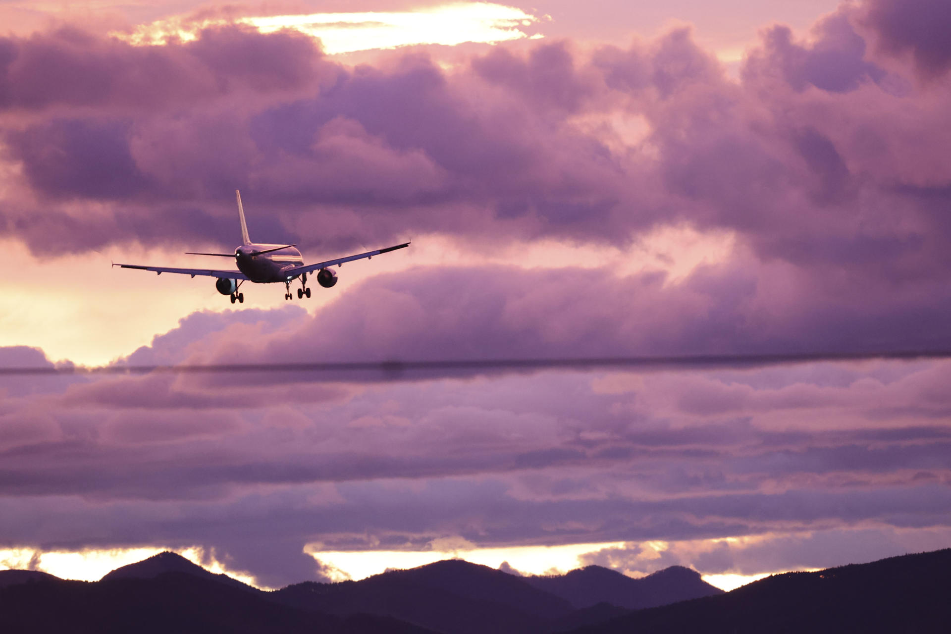 Un avión durante la maniobra de aproximación a la pista de aterrizaje, en una imagen de archivo. EFE/Luis Tejido