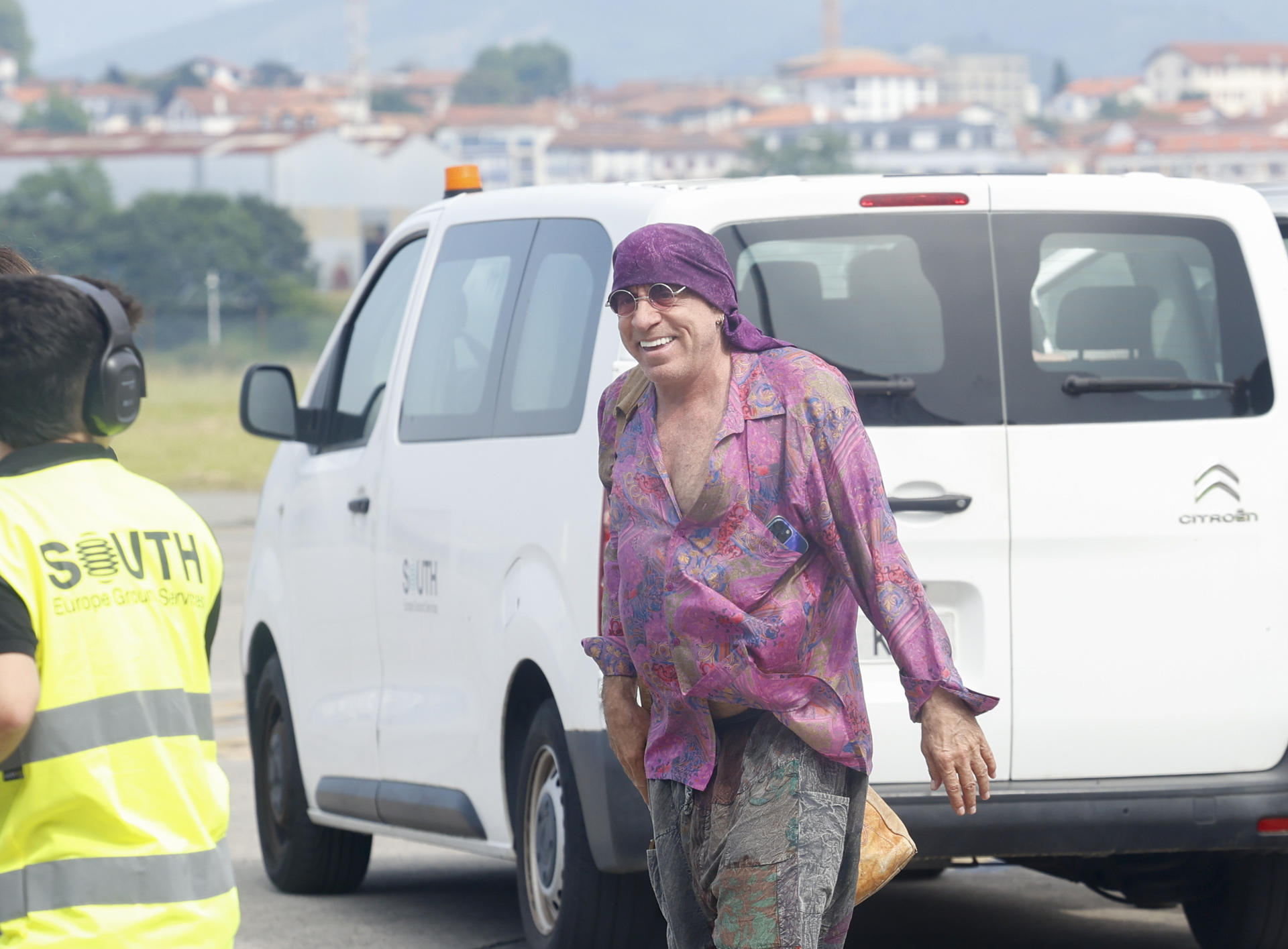 El guitarrista del músico estadounidense Bruce Springsteen, Steven Van Zandt, a su llegada al aeropuerto de San Sebastián, donde ofrecerán dos conciertos -el sábado y el martes-, en su única parada española de la gira 'Land of Hope and Dreams' (Tierra de esperanza y de sueños), que arrancó el 14 de mayo en Manchester. EFE/Juan Herrero