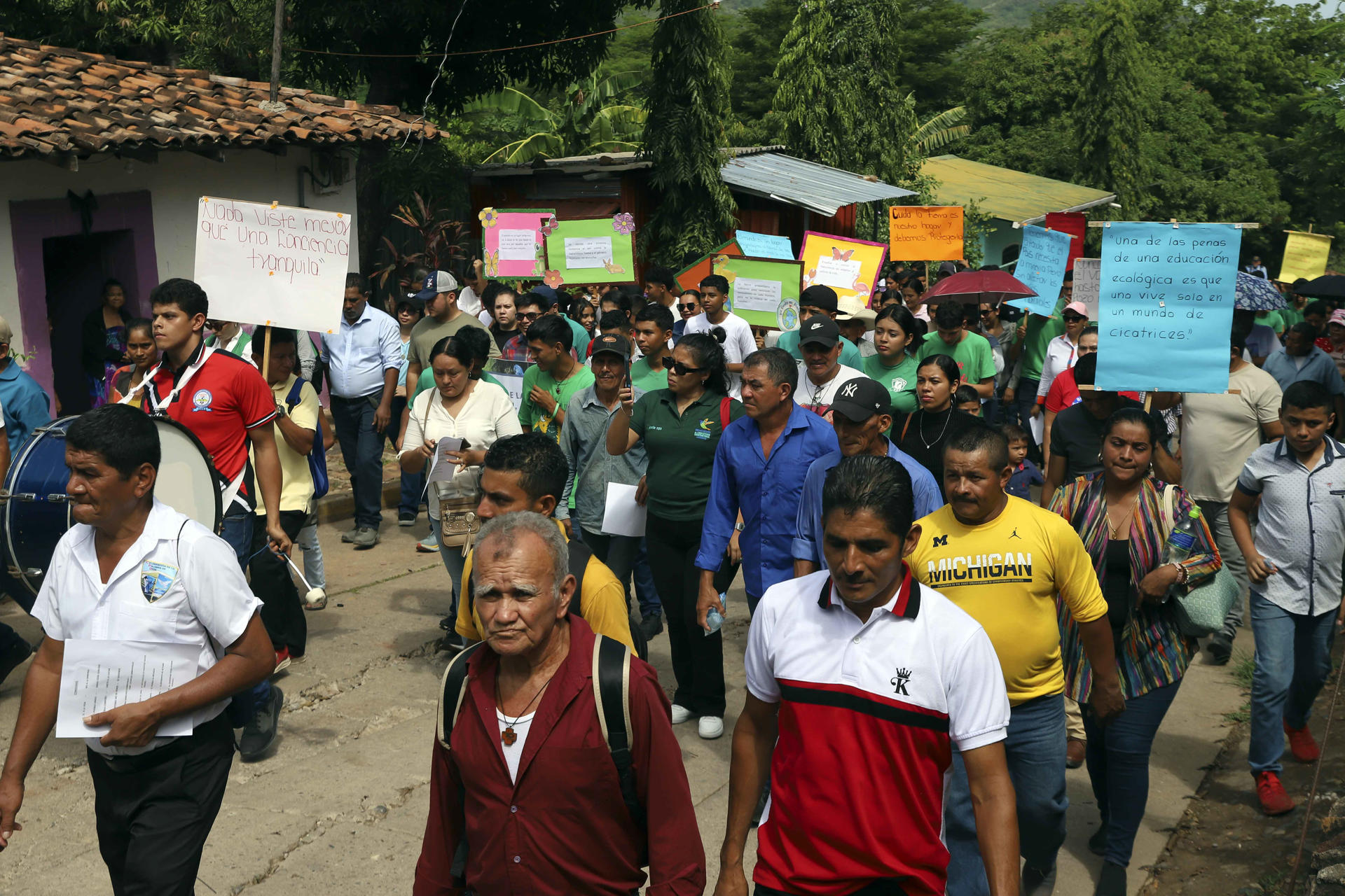 Personas sostienen carteles, este 6 de junio de 2025, en El Corpus (Honduras). EFE/ Germán Reyes