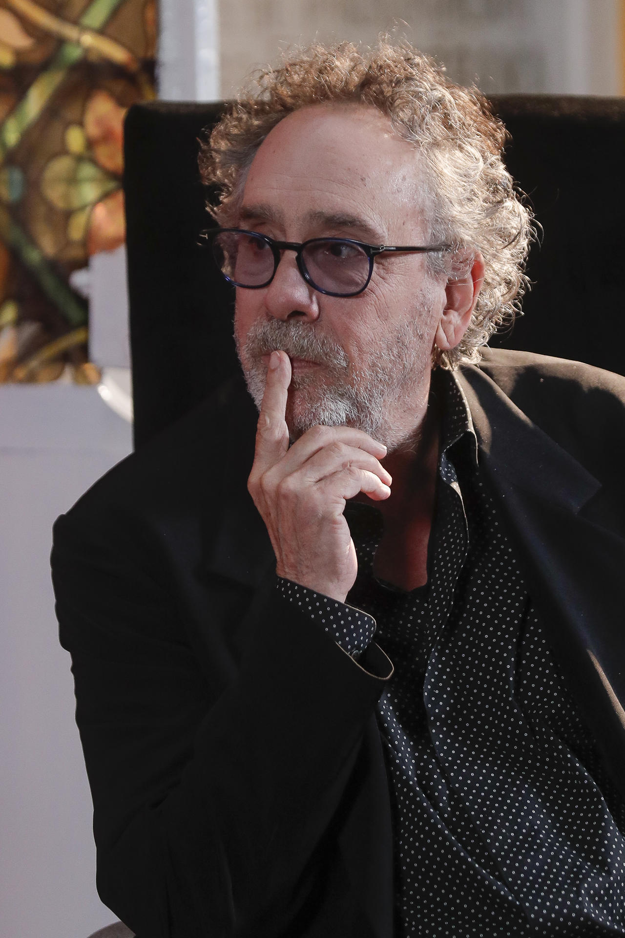El cineasta estadounidense Tim Burton participa este martes, en una Master Class en el Panteón Dolores, en Ciudad en México (México). EFE/ Isaac Esquivel