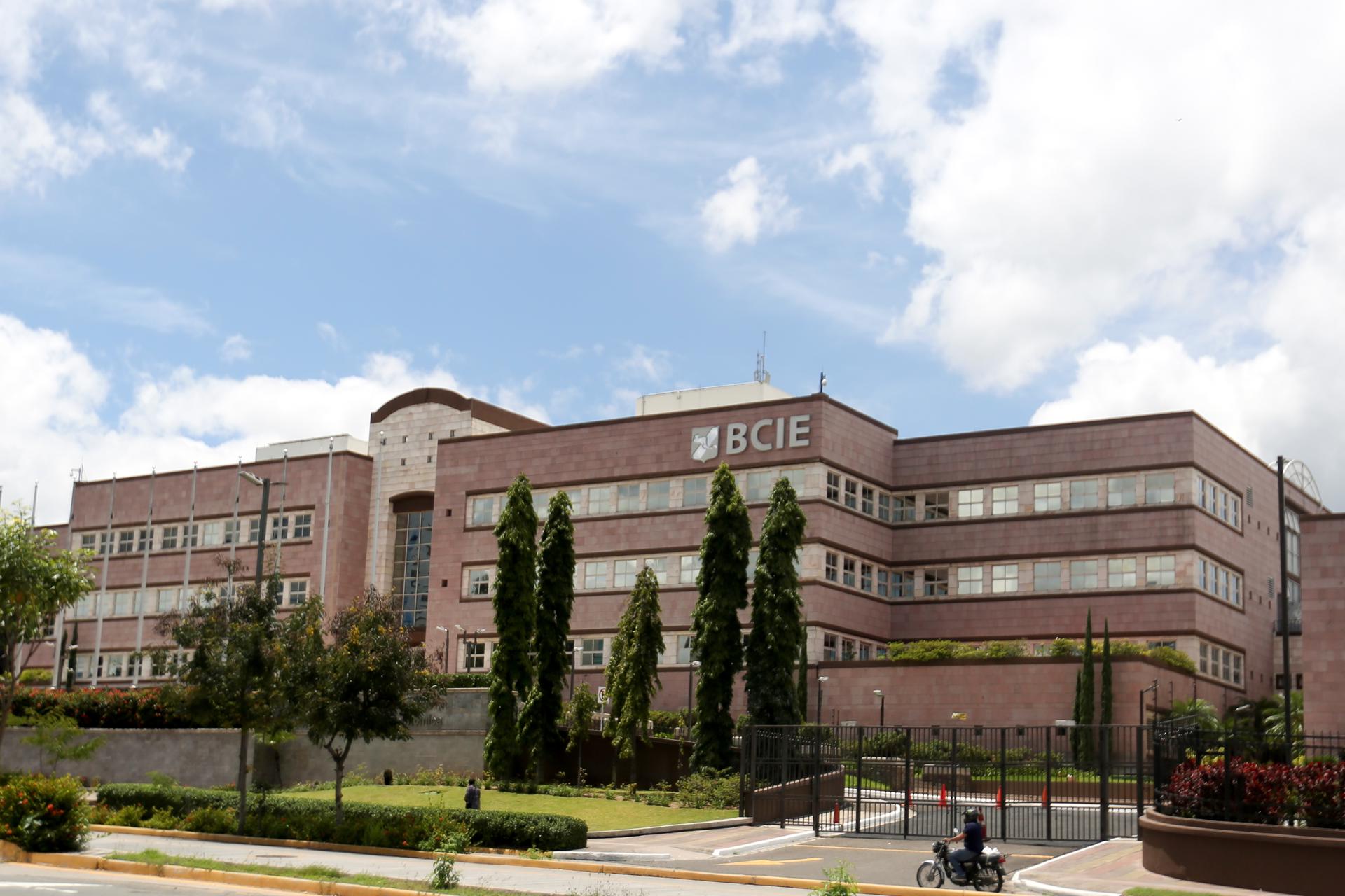 Fotografía de archivo de una vista general del edificio principal del Banco Centroamericano de Integración Económica (BCIE), en Tegucigalpa (Honduras). EFE/Gustavo Amador
