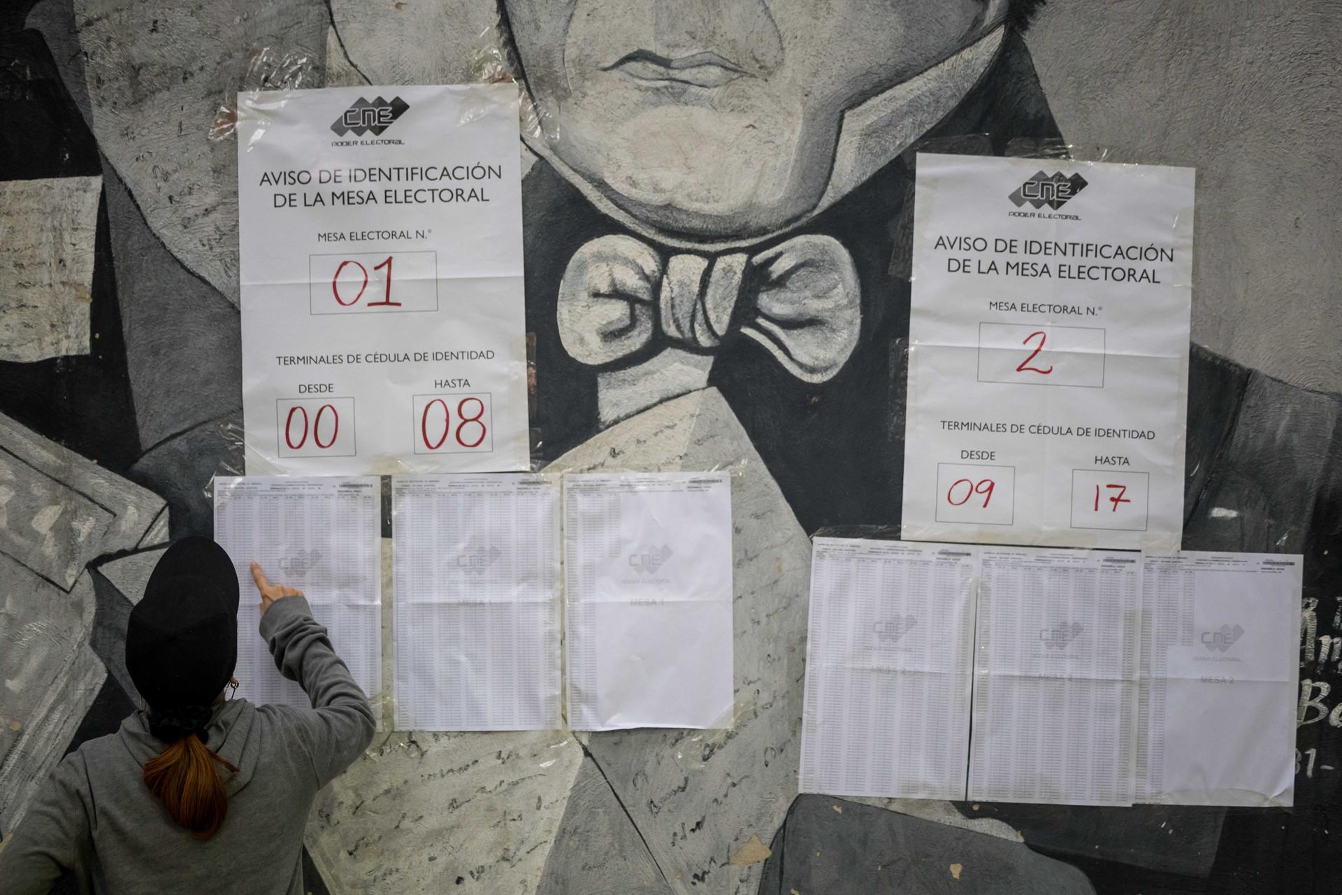 Fotografía del 25 de mayo de 2025 de una persona buscando la mesa asignada en un puesto de votación, en Caracas (Venezuela). EFE/ Miguel Gutiérrez