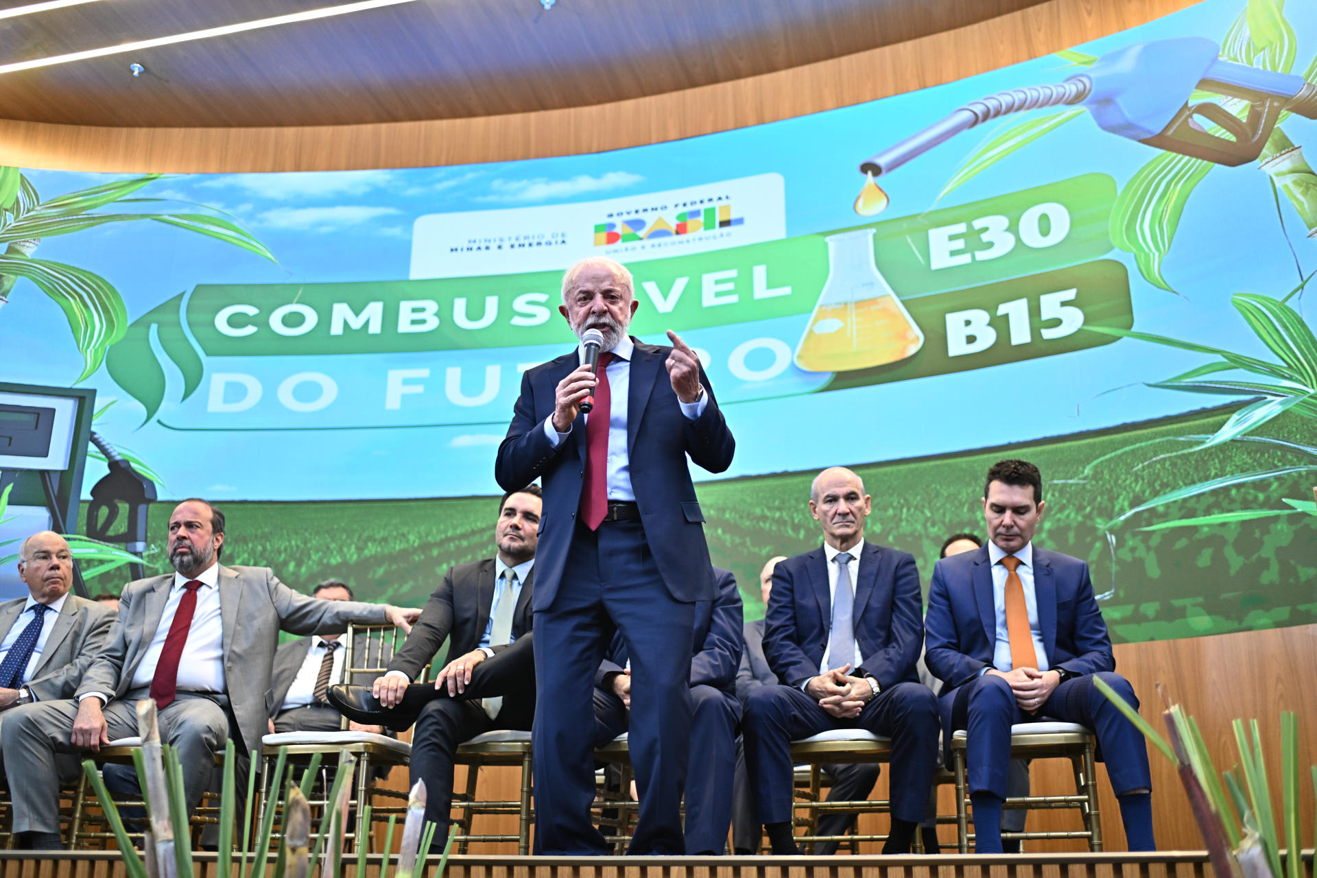 El presidente de Brasil, Luiz Inácio Lula da Silva, habla durante una reunión del Comité Nacional de Política Energética este miércoles en Brasilia (Brasil). EFE/Andre Borges