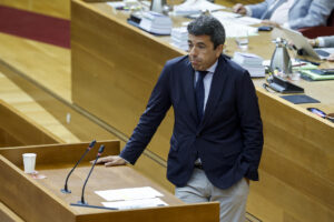 El president de la Generalitat, Carlos Mazón, reacciona durante el pleno de Les Corts Valencianes en el que responde a preguntas de los grupos parlamentarios sobre su gestión de la dana del 29 de octubre de 2024 y sobre la Conferencia de Presidentes celebrada el pasado viernes en Barcelona. EFE/Ana Escobar