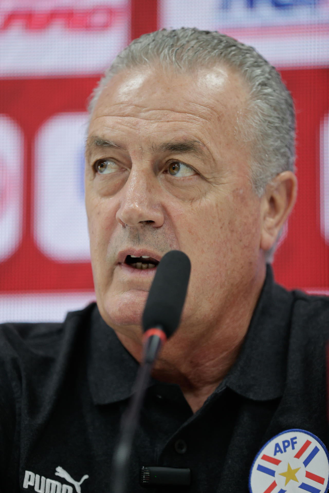 El entrenador de la selección paraguaya, Gustavo Alfaro, habla durante una rueda de prensa. EFE/Juan Pablo Pino
