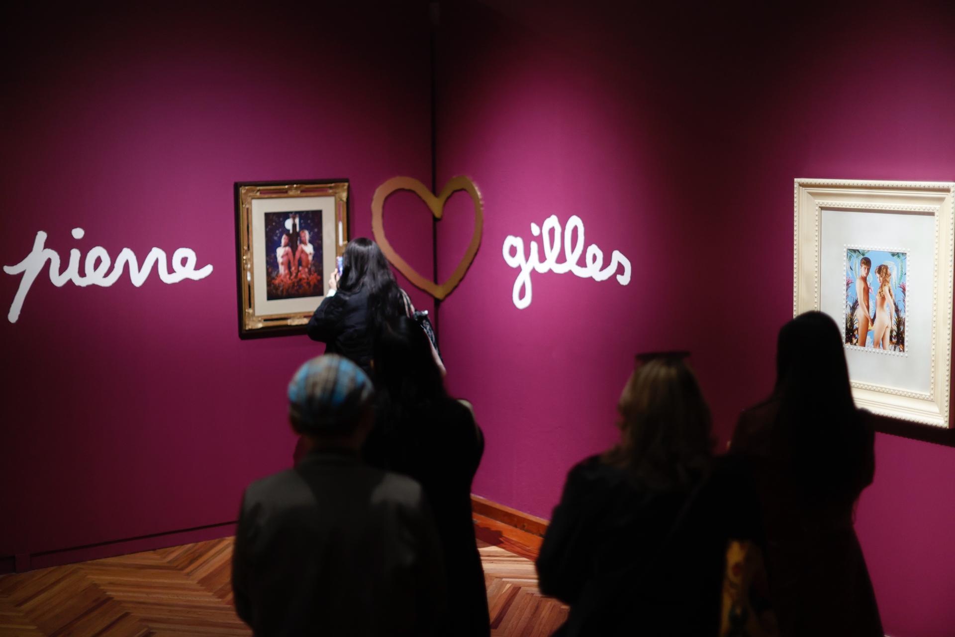 Personas observan la muestra 'Pierre et Gilles. La construcción del símbolo', del dúo francés Pierre et Gilles, este miércoles, en el Museo Franz Mayer, en Ciudad México (México). EFE/ Sáshenka Gutiérrez