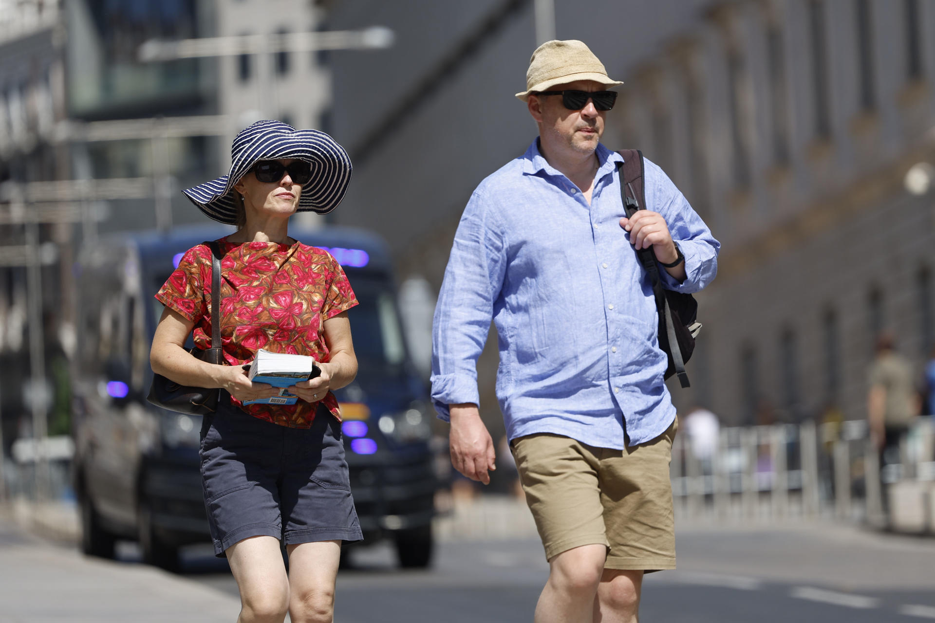 Varios turistas pasean por las inmediaciones del Congreso en Madrid. EFE/ Mariscal