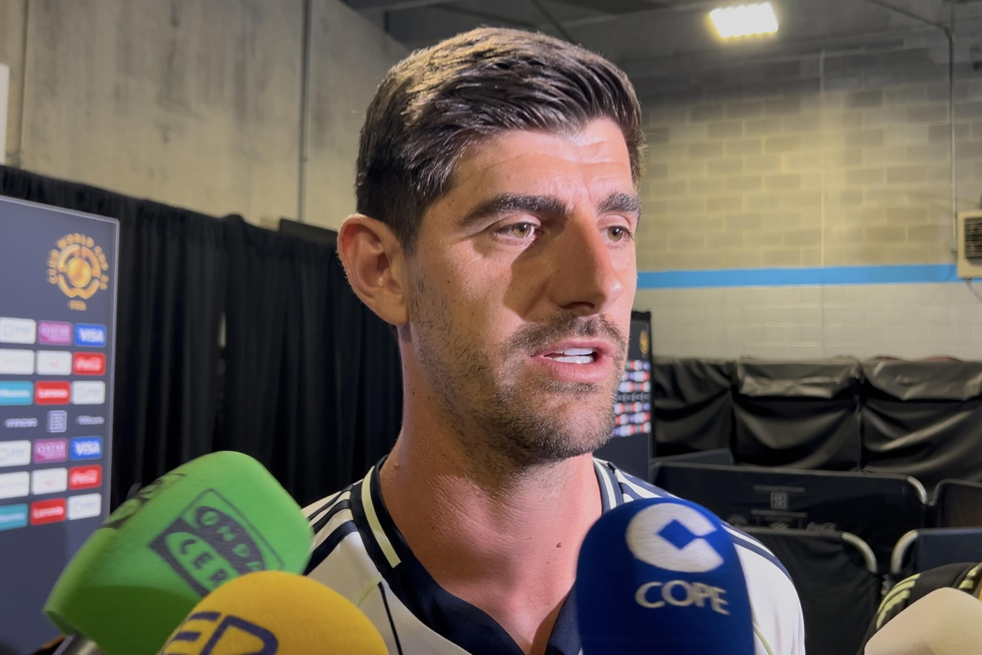 El portero titular del Real Madrid, el belga Thibaut Courtois, hablo este sábado con periodistas sobre su deseo de terminar su carrera en el club blanco. EFE/ Andrea Montolivo
