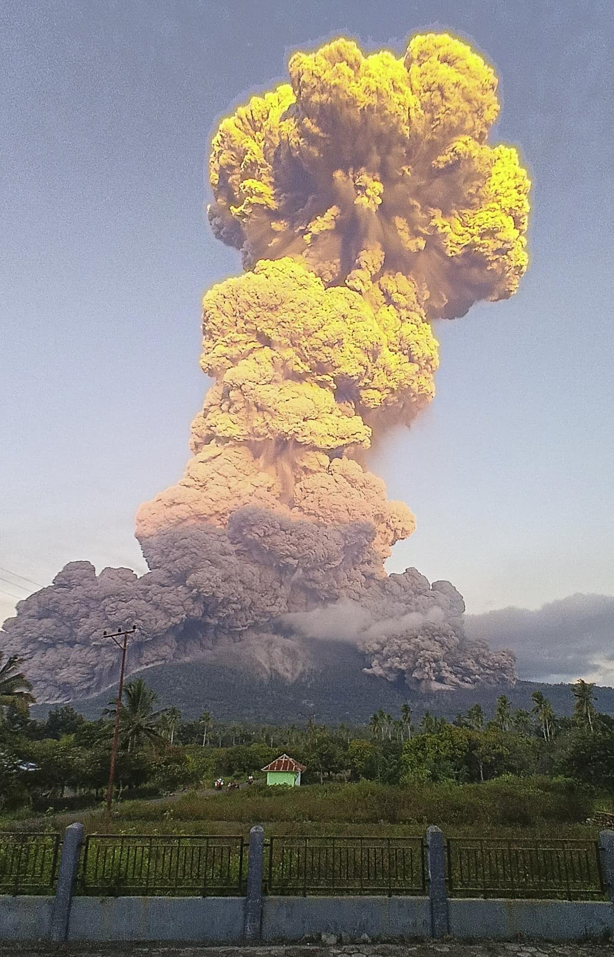 Imagen de la erupción este martes del el volcán Lewotobi Laki-laki, en la isla de Flores (oeste de Indonesia), que provocó una columna de ceniza que se elevó a una altura de hasta 10 kilómetros sobre el cráter
EFE/EPA/PVMBG HANDOUT BEST QUALITY AVAILABLEHANDOUT EDITORIAL USE ONLY/NO SALES