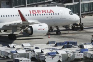 Imagen de archivo de unos aviones de Iberia en la T4 del aeropuerto Madrid-Barajas. EFE/ Fernando Alvarado