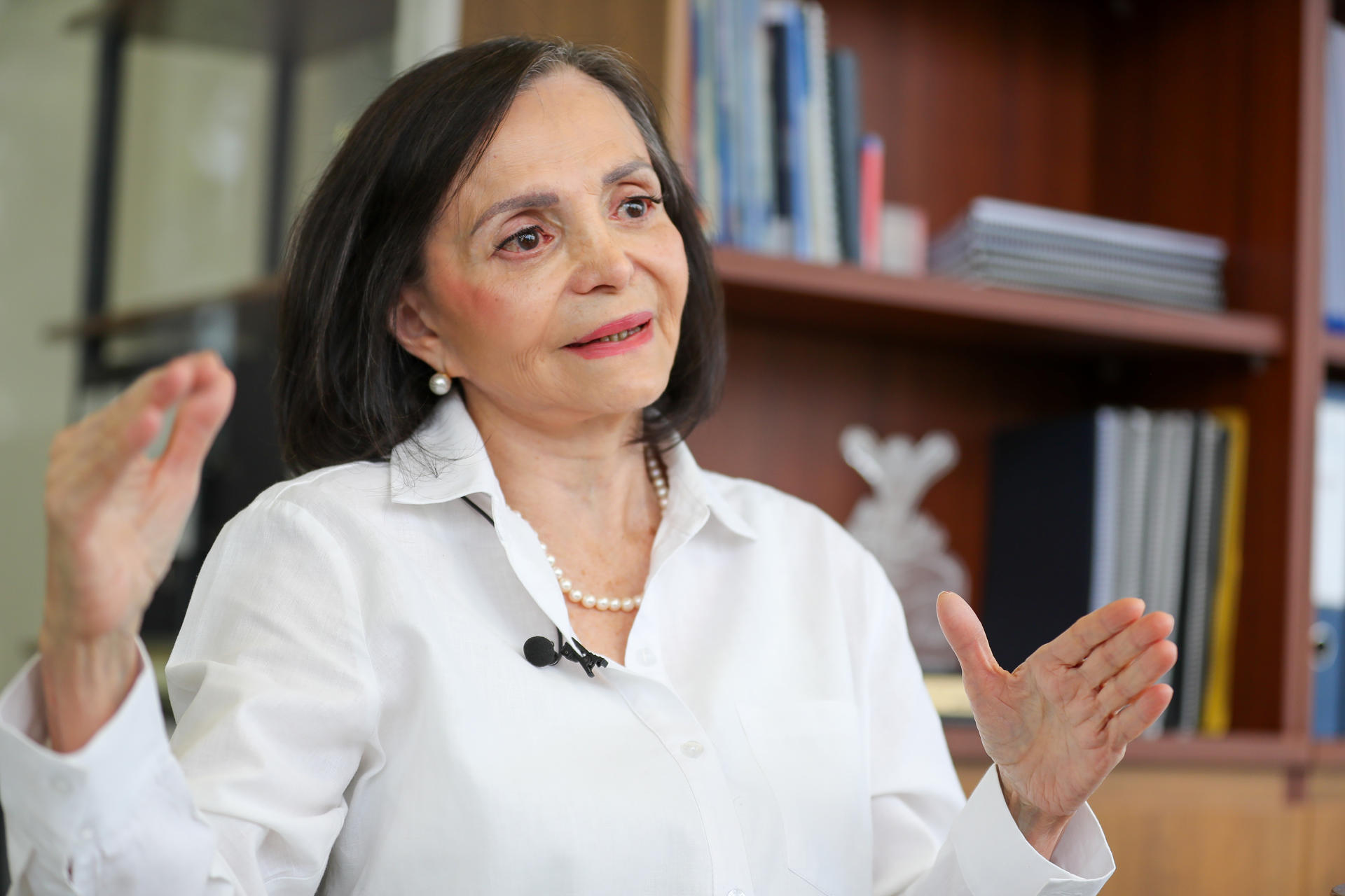 La presidenta de la Asociación de Clínicas y Hospitales Privados de Ecuador (ACHPE), Ana Delgado, habla en una entrevista con EFE el 16 de mayo de 2025, en Quito (Ecuador). EFE/ José Jácome