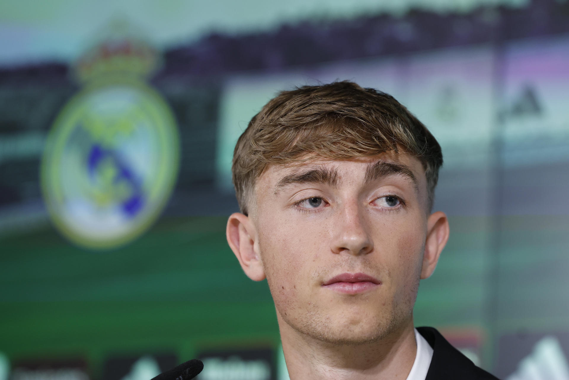 El defensa central internacional español Dean Huijsen, durante su presentación como nuevo jugador del Real Madrid, en la Ciudad Deportiva de Valdebebas. EFE/Chema Moya
