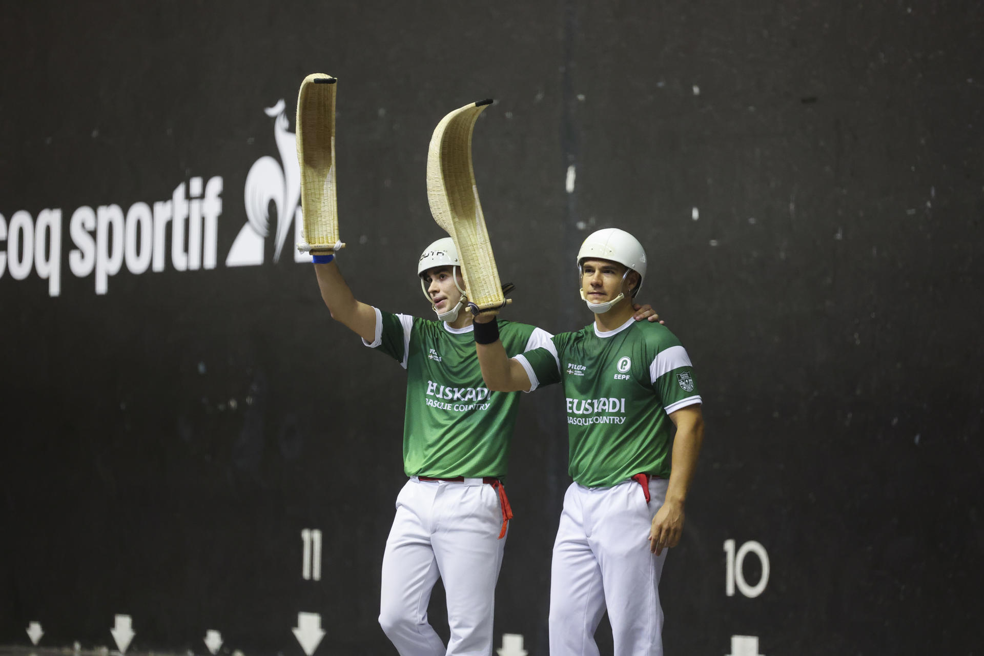 Leke y Urresti (d) celebran tras ganar a Filipinas en la tercera jornada de la I Liga de Naciones de cesta punta en frontón de 54 metros, primer torneo oficial en el que compite el combinado vasco tras su reconocimiento internacional, este miércoles en Gernika. EFE/Luis Tejido