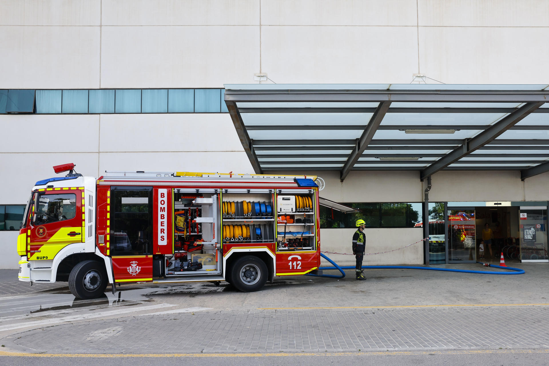 Efectivos del cuerpo de bomberos acuden a la planta de Psiquiatría del hospital La Fe de Valencia en la que este lunes ha fallecido una mujer debido a un incendio que ha obligado a evacuar a los pacientes y al personal de esa planta y de una inferior. EFE/ Ana Escobar