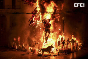 La hoguera oficial instalada en la plaza del Ayuntamiento de Alicante arde en la noche del martes durante la ´Nit de la Cremà´ en una de las noches más emblemáticas de las fiestas que se celebran en la capital alicantina. EFE / Pablo Miranzo