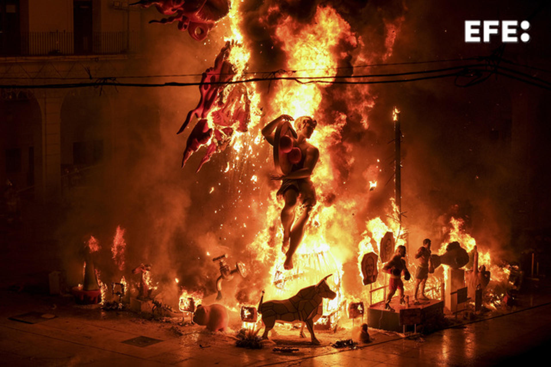 La hoguera oficial instalada en la plaza del Ayuntamiento de Alicante arde en la noche del martes durante la ´Nit de la Cremà´ en una de las noches más emblemáticas de las fiestas que se celebran en la capital alicantina. EFE / Pablo Miranzo