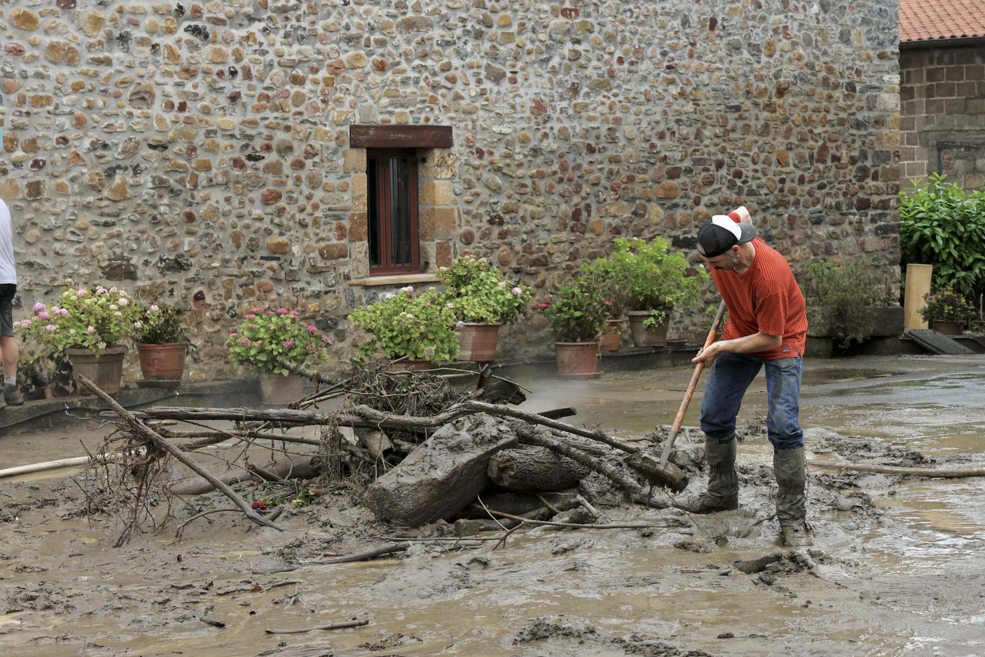 Vista este sábado, de los daños provocados por las intensas lluvias de esta madrugada en el pueblo guipuzcoano de Lazkao, uno de los más perjudicados. EFE/ Javi Colmenero
