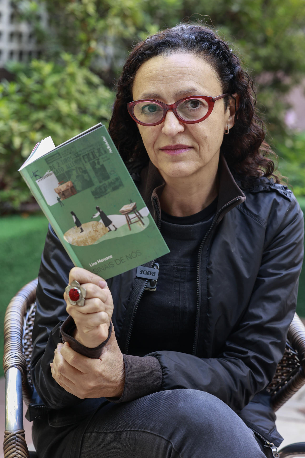 La escritora chilena de origen palestino Lina Meruane posa durante una entrevista con EFE este miércoles, en São Paulo (Brasil). EFE/ Sebastiao Moreira
