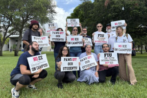 Alumnos y profesores de la Universidad Internacional de Florida (FIU), una de las 10 más grandes de Estados Unidos, protestan este jueves para que la institución revoque el acuerdo de colaboración con Servicio de Control de Inmigración y Aduanas (ICE), en Miami (Estados Unidos). EFE/ Alberto Boal