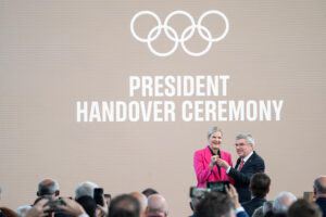 La zimbabuense Kirsty Coventry (i), nueva presidenta del COI, durante la ceremonia de traspaso de poderes con su predecesor, el alemán Thomas Bach (d), en la sede del organismo en Lausana (Suiza). EFE/ IOC/Greg Martin // SOLO USO EDITORIAL/SOLO DISPONIBLE PARA ILUSTRAR LA NOTICIA QUE ACOMPAÑA (CRÉDITO OBLIGATORIO)