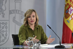 La ministra de Educación, Formación Profesional y Deportes y portavoz del Gobierno, Pilar Alegría, durante la rueda de prensa posterior a la reunión del Consejo de Ministros, este martes, en el complejo del Palacio de la Moncloa. EFE/ Fernando Villar