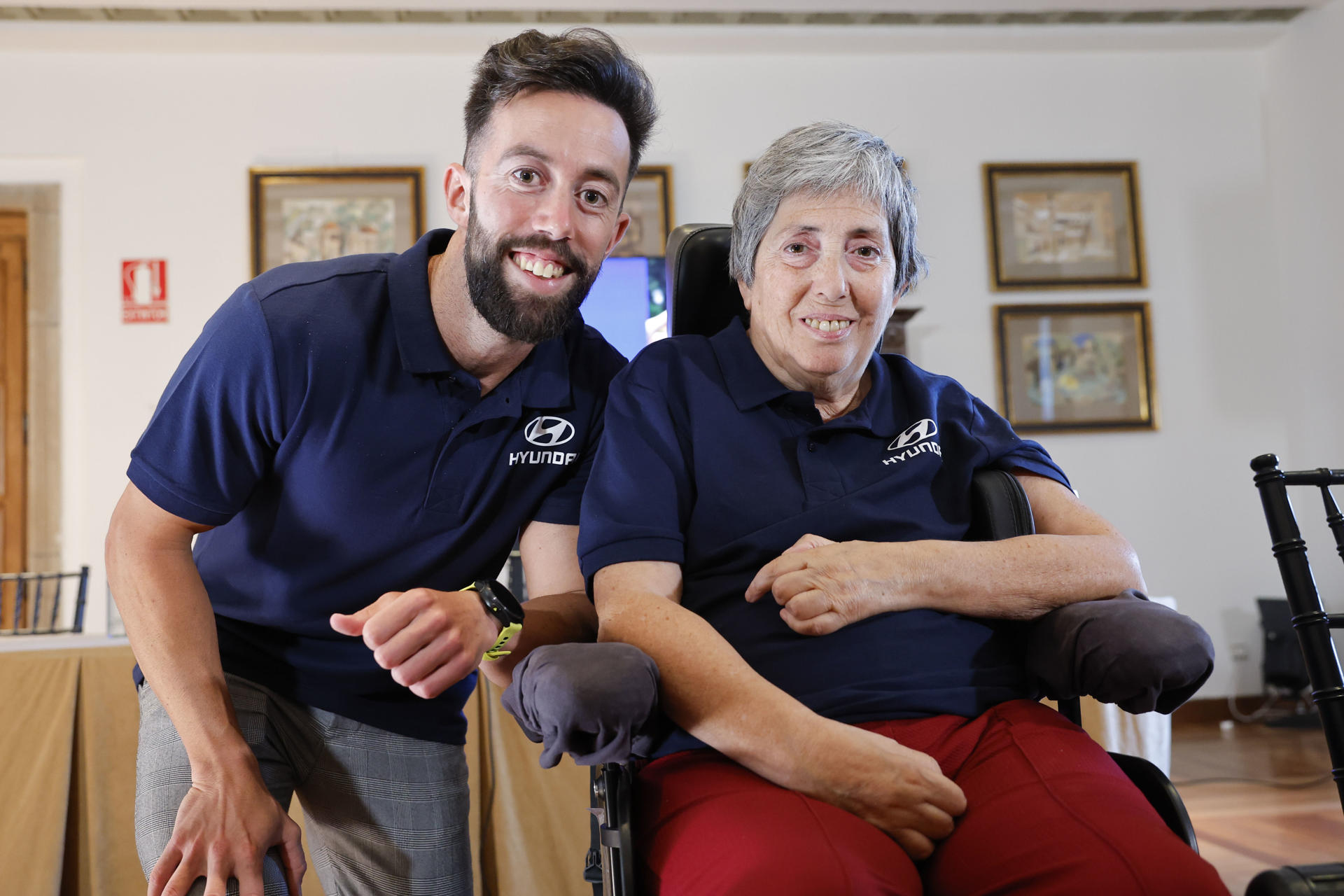 Cinco tramos del Camino de Santiago en otros tantos días, es el nuevo desafío que este martes presentarán en la capital gallega Èric Roldán y su madre, Silvia (d), que sufre esclerosis múltiple. Él la empujará en su silla de ruedas para "visibilizar e inspirar", explicaron durante la rueda de prensa de hoy martes en Santiago de Compostela. EFE/Lavandeira jr
