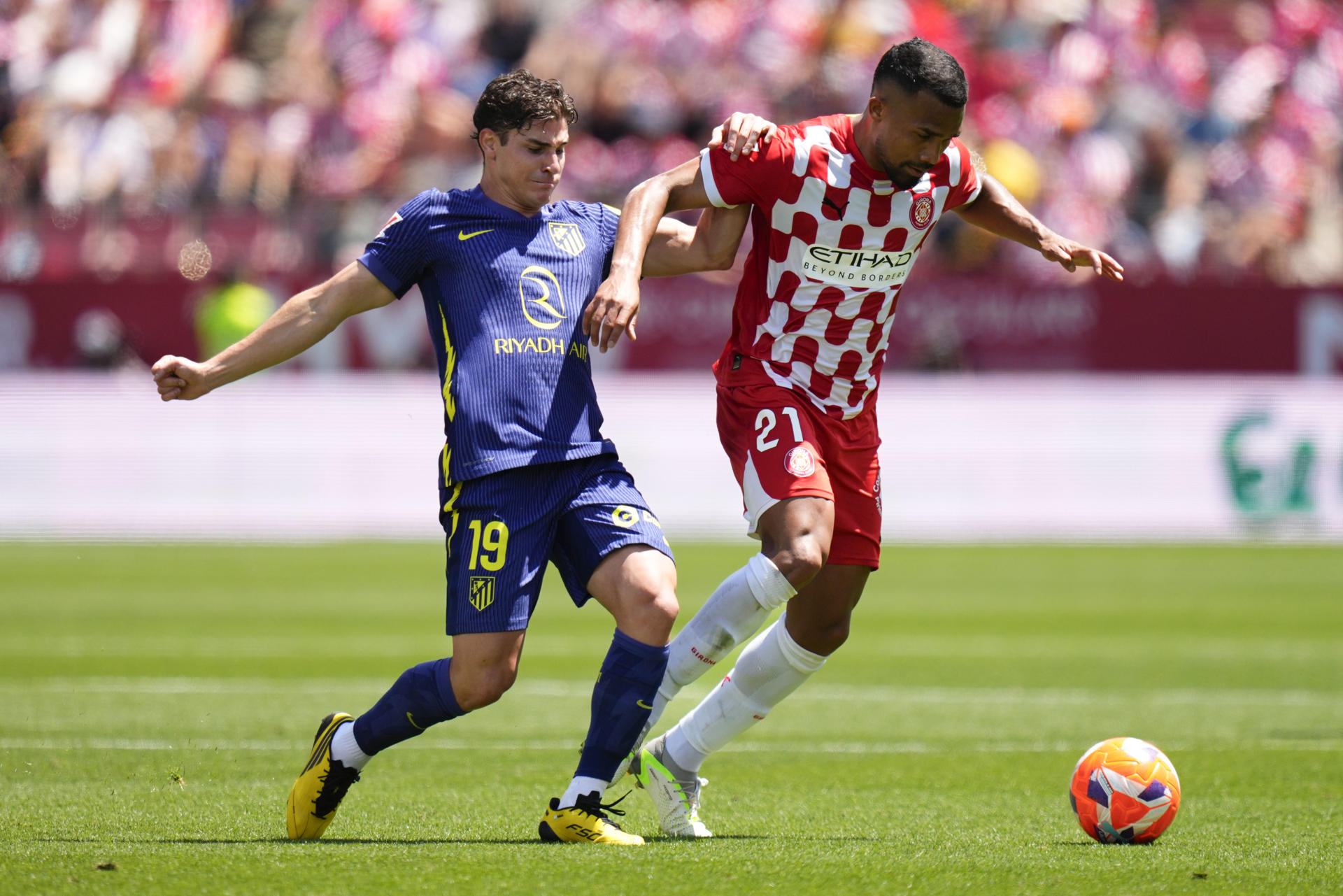 Julián Álvarez (i) en una acción durante el partido de Liga ante el Girona.EFE/ Siu Wu