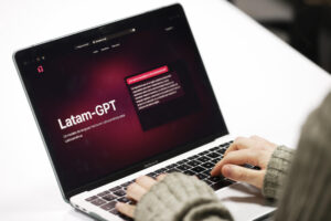 Detalle de un PC que es consultado por una joven frente a la página web de LatamGPT, el primer modelo de lenguaje de Inteligencia Artificial (IA) desarrollado en Latinoamérica y el Caribe, este martes, 17 de junio, en Santiago de Chile. EFE/Elvis González