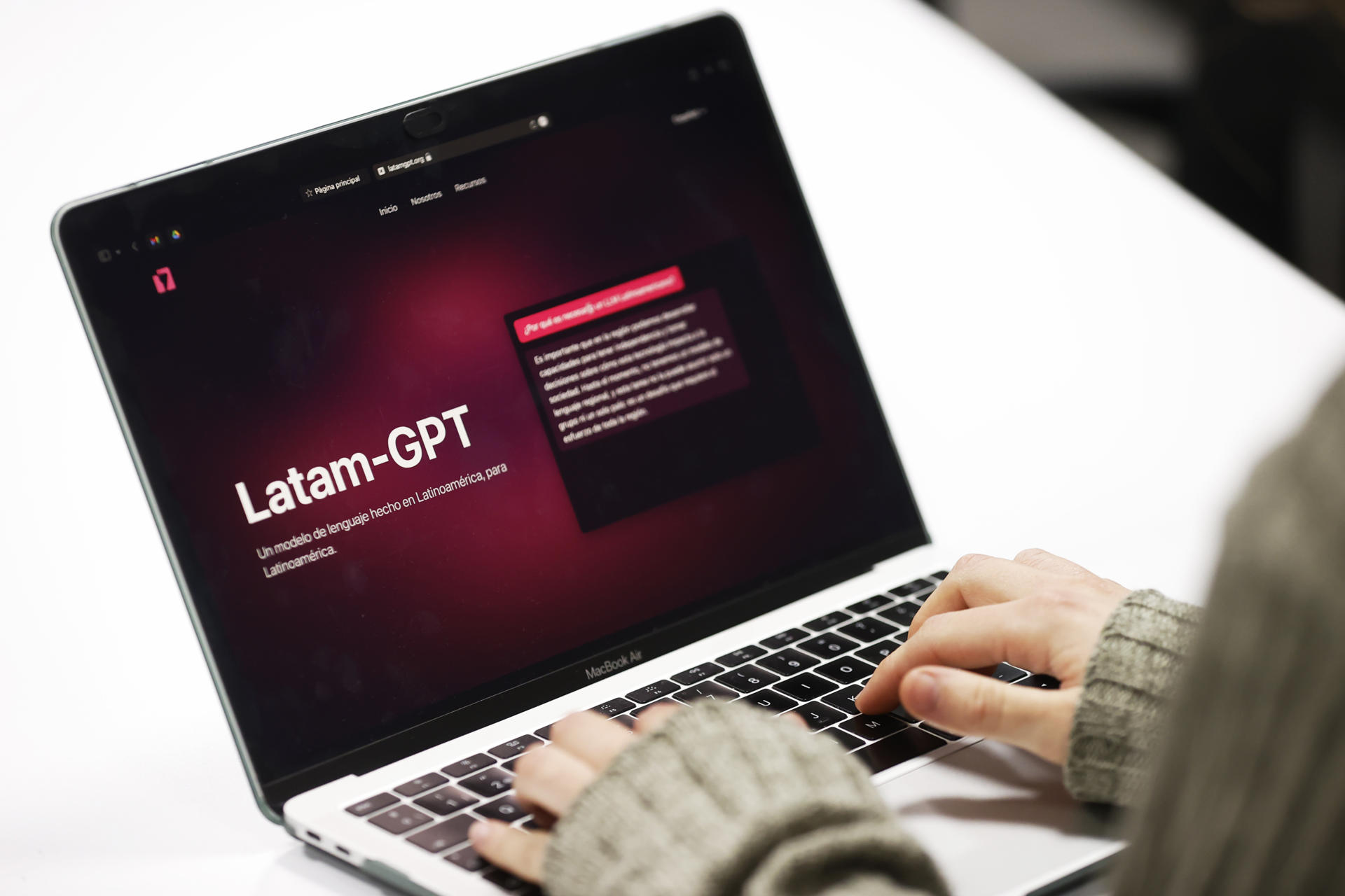 Detalle de un PC que es consultado por una joven frente a la página web de LatamGPT, el primer modelo de lenguaje de Inteligencia Artificial (IA) desarrollado en Latinoamérica y el Caribe, este martes, 17 de junio, en Santiago de Chile. EFE/Elvis González