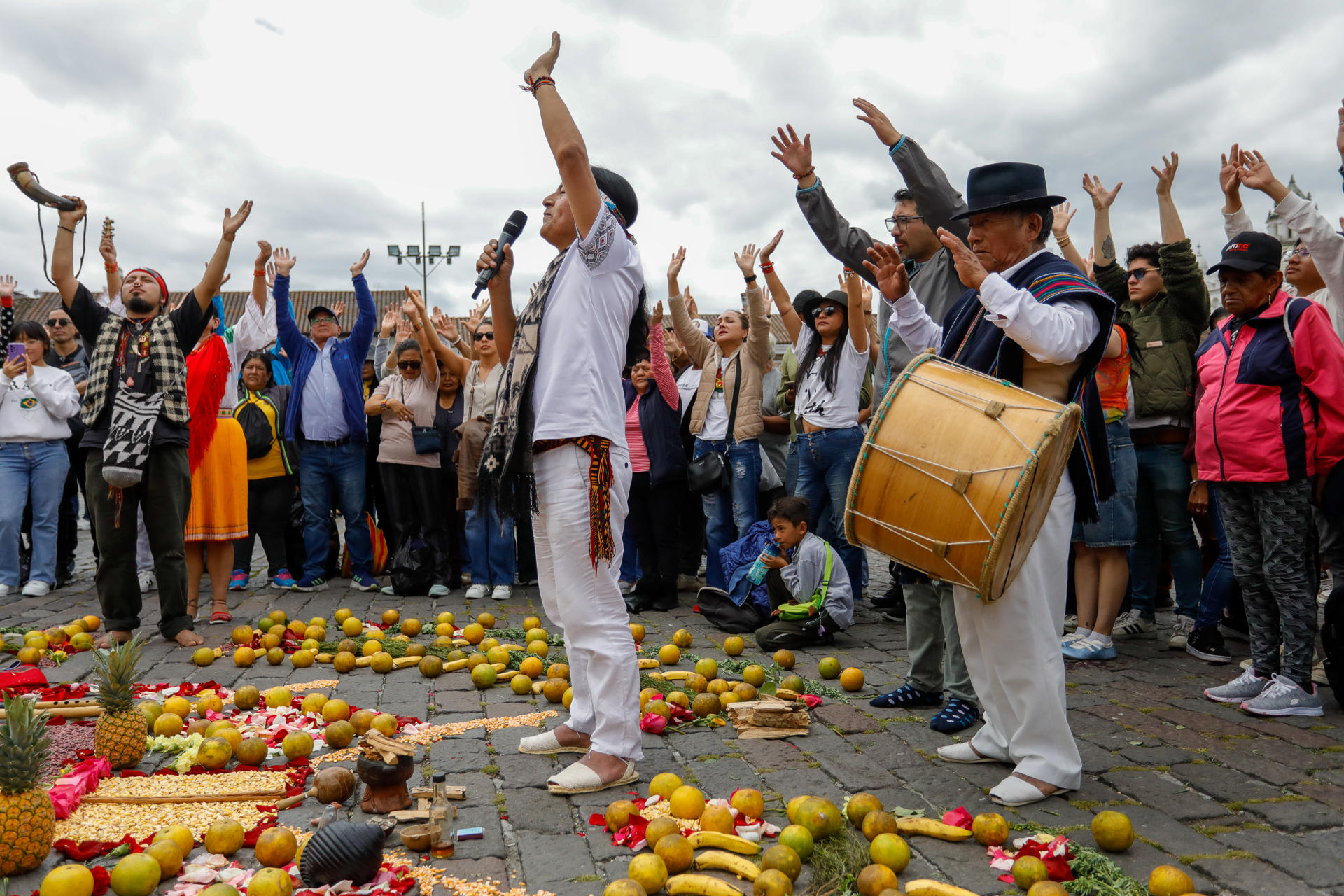 Personas participan en la celebración del Inti Raymi (Fiesta del Sol, en quechua) este sábado, en Quito (Ecuador). EFE/ Santiago Fernández