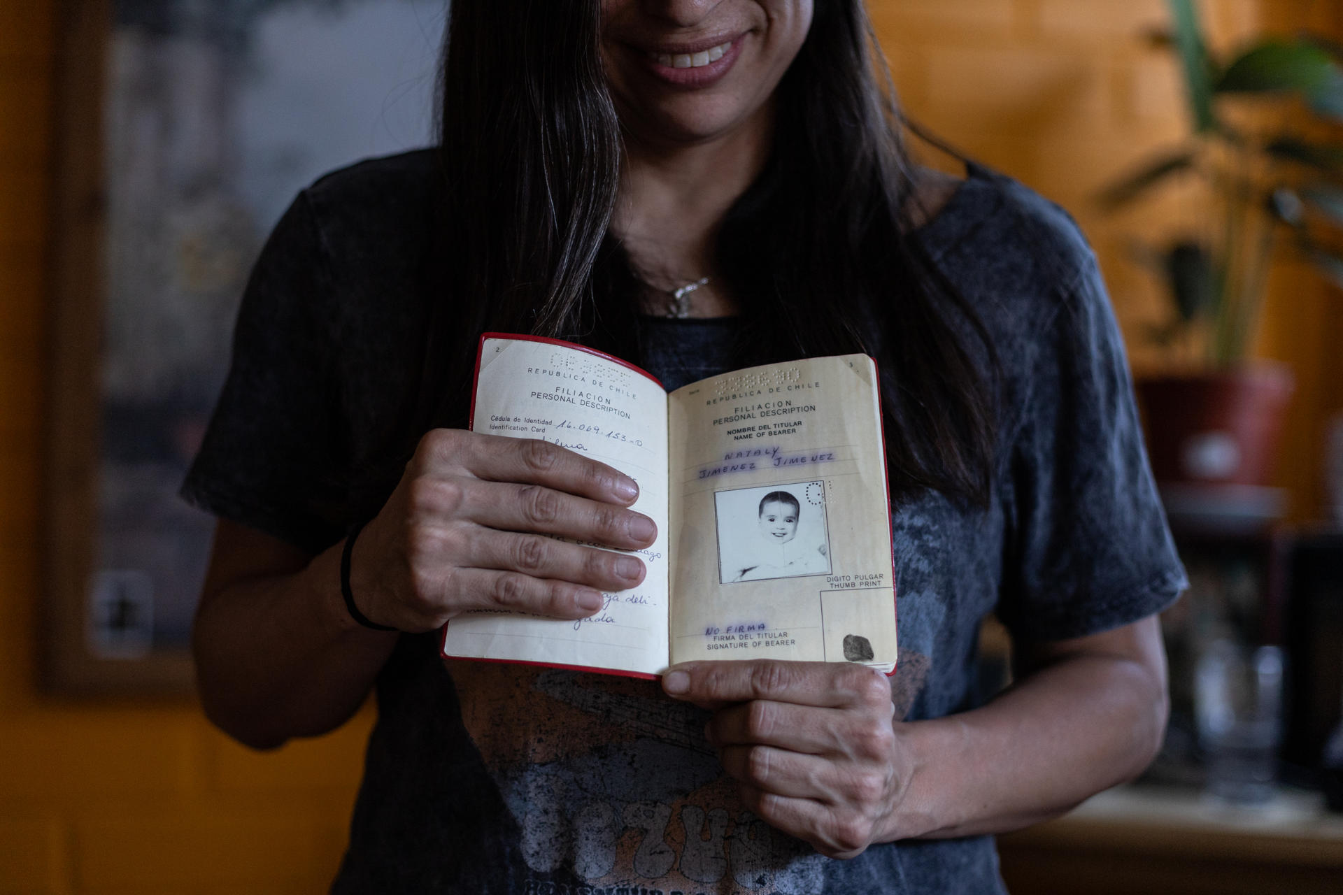 Fotografía del 24 de febrero de 2025 de una mujer mostrando su pasaporte chileno en Santiago (Chile). EFE/ Ailen Díaz