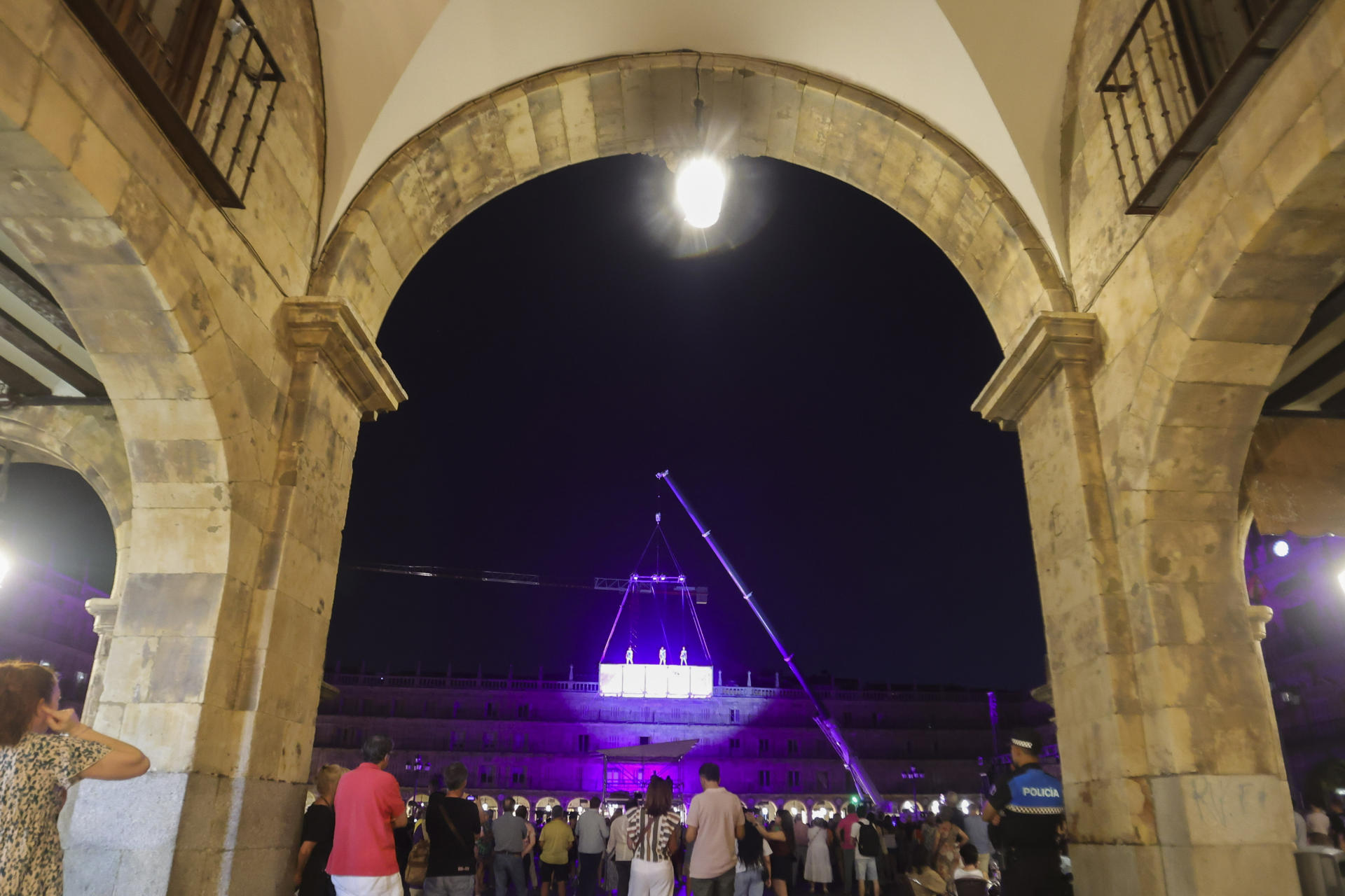Un momento del espectáculo de danza aérea y circo con el espectáculo ´EUPHORIA´ en la primera jornada del Festival Internacional de las Artes de Castilla y León, FÁCYL 2025, hoy miércoles en la Plaza Mayor de Salamanca. EFE/JMGARCIA.