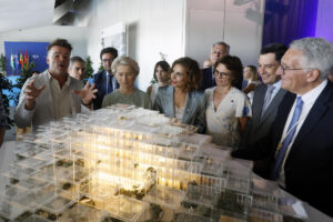 El arquitecto danés Bjarke Ingels (i), explica el proyecto junto a la presidenta de la Comisión Europea, Ursula von der Leyen (2i); la ministra de Ciencia, Innovación y Universidades, Diana Morant (3i); la vicepresidenta primera y ministra de Hacienda, María Jesús Montero (4d); la comisaria europea de Medio Ambiente, Resiliencia Hídrica y Economía Circular Competitiva, Jessica Roswall (3d); el presidente de la Junta de Andalucía, Juanma Moreno (2d) y el ministro para la Transformación Digital y de la Función Pública, Óscar López (2d), y el director general de Joint Research Centre, Bernard Magenhann (d), que observan la maqueta de la futura sede del Centro Común de Investigación (JRC) que estará ubicado en la isla de la Cartuja de Sevilla. EFE/José Manuel Vidal