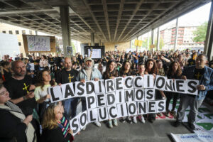 Concentración de los docentes en huelga en el exterior de la sede de las consejerías de Oviedo, donde se celebra este jueves una nueva reunión entre la vicepresidenta del Principado, Gimena Llamedo, el consejero de Hacienda, Guillermo Peláez y representantes de los sindicatos docentes. EFE/ J.L.Cereijido