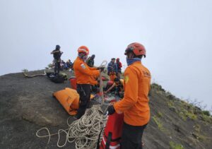 LOMBOK (Indonesia), 24/06/2025.- A handout photo made available by Indonesia’s Search and Rescue Agency (BASARNAS) shows rescuers preparing for a rescue operation for a Brazilian tourist who fell while hiking on Mount Rinjani, Lombok Island, West Nusa Tenggara Province, Indonesia, 24 June 2025. The tourist, identified by relatives and media reports as Juliana Marins, 26, went missing on 21 June while hiking on the mountain, located on Lombok Island near Bali.  (Brasil) EFE/EPA/BASARNAS HANDOUT HANDOUT, EDITORIAL USE ONLY, NO SALES, BEST QUALITY AVAILABLEHANDOUT EDITORIAL USE ONLY/NO SALES