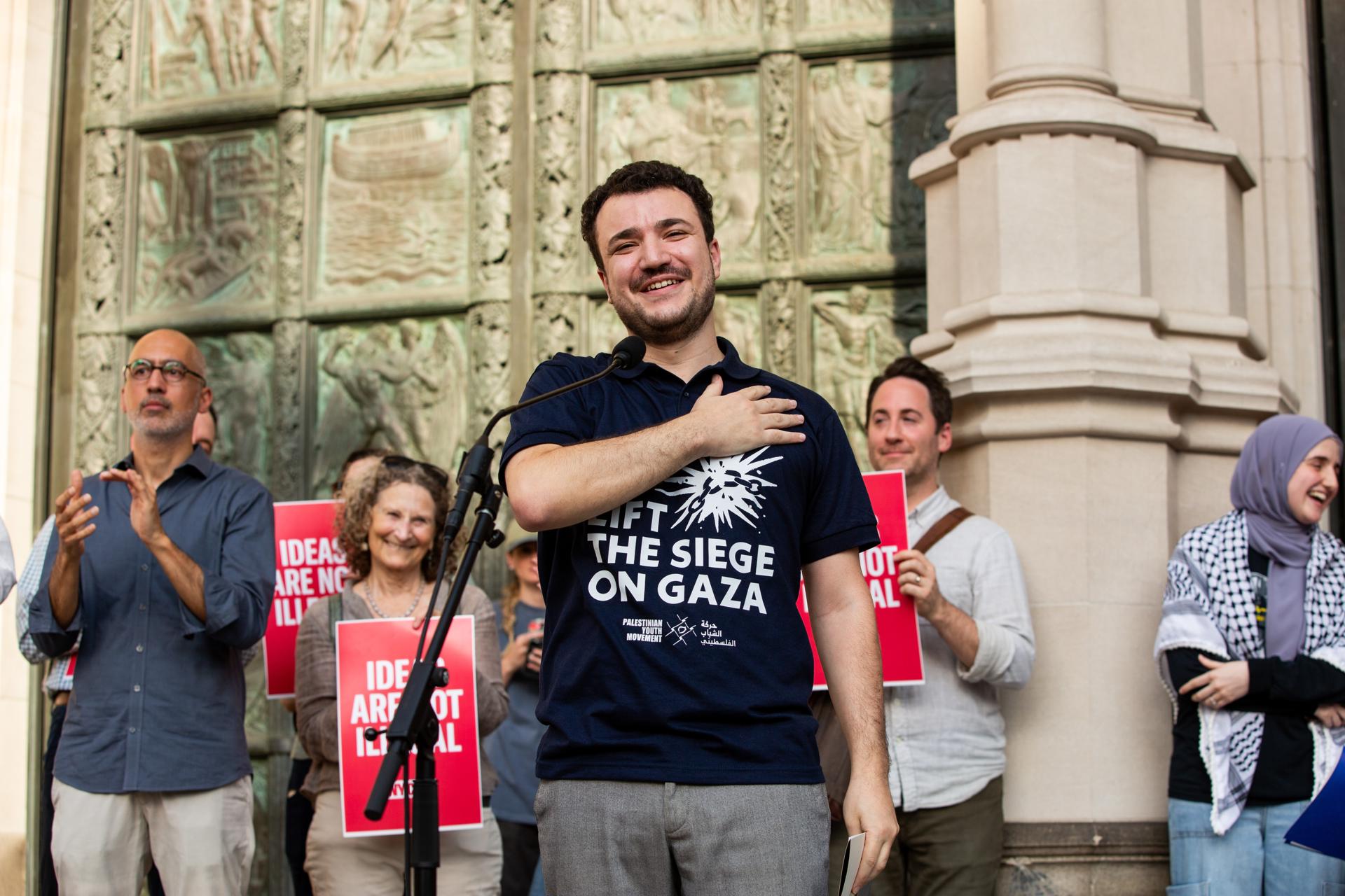 El exestudiante de la Universidad de Columbia y activista propalestino Mahmoud Khalil en una manifestación de 'Bienvenida a casa' en las escaleras de la Catedral de San Juan el Divino en Nueva York, EE. UU., el 22 de junio de 2025. EFE/JULIUS CONSTANTINE MOTAL
