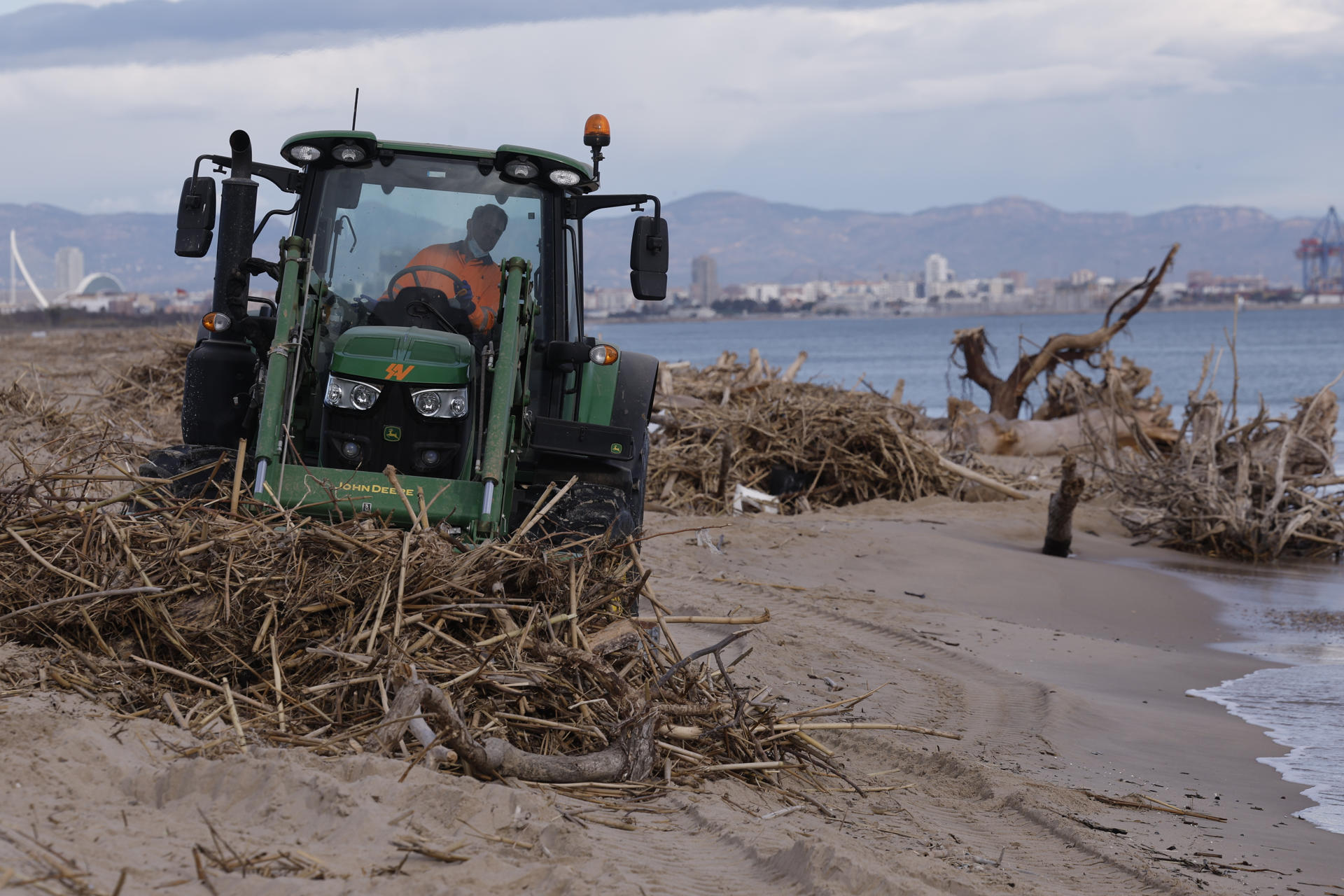 Trabajos de limpieza de la playa de la pedanía de Valencia de El Saler tras la dana, en una imagen de archivo. EFE/ Kai Försterling