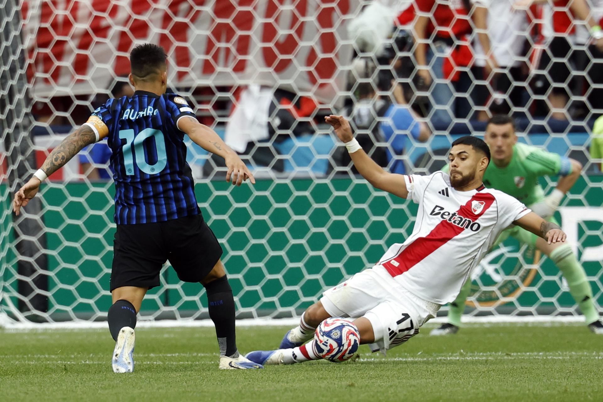 El jugador del Inter de Milán Lautaro Martinez (i) define ante la marca de Paulo Diaz (d) de River Plate. EFE/JOHN G. MABANGLO