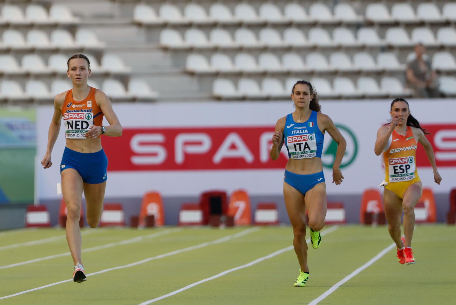 La atleta neerlandesa Femke Bol (i) momentos antes de lograr su victoria en la prueba femenina de los 400 metros este viernes, en el Europeo de Atletismo por equipos celebrado en Madrid. EFE/ Sergio Pérez