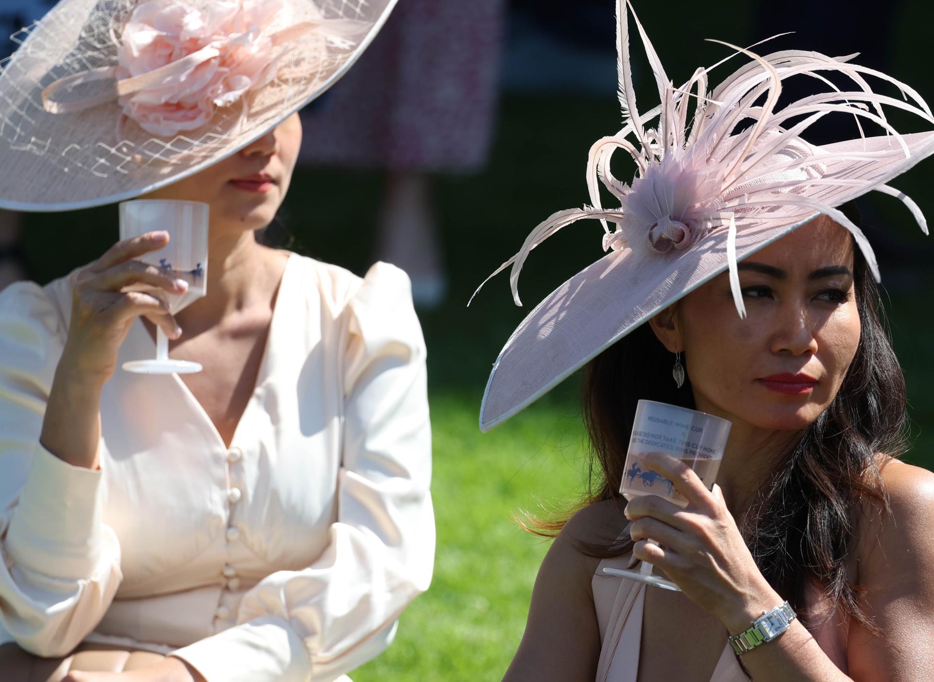 Asistentes a Ascot. EFE/EPA/NEIL HALL