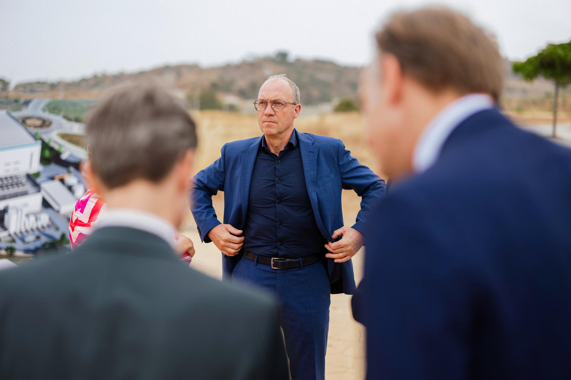 El director de Estrategia y vicepresidente ejecutivo de la Fundación IMEC, Jo de Boeck, durante la visita realizada este martes al Parque Tecnológico Málaga TechPark para conocer el desarrollo de los trabajos en la parcela que acogerá el futuro centro de semiconductores de la Fundación IMEC. EFE/Carlos Díaz.