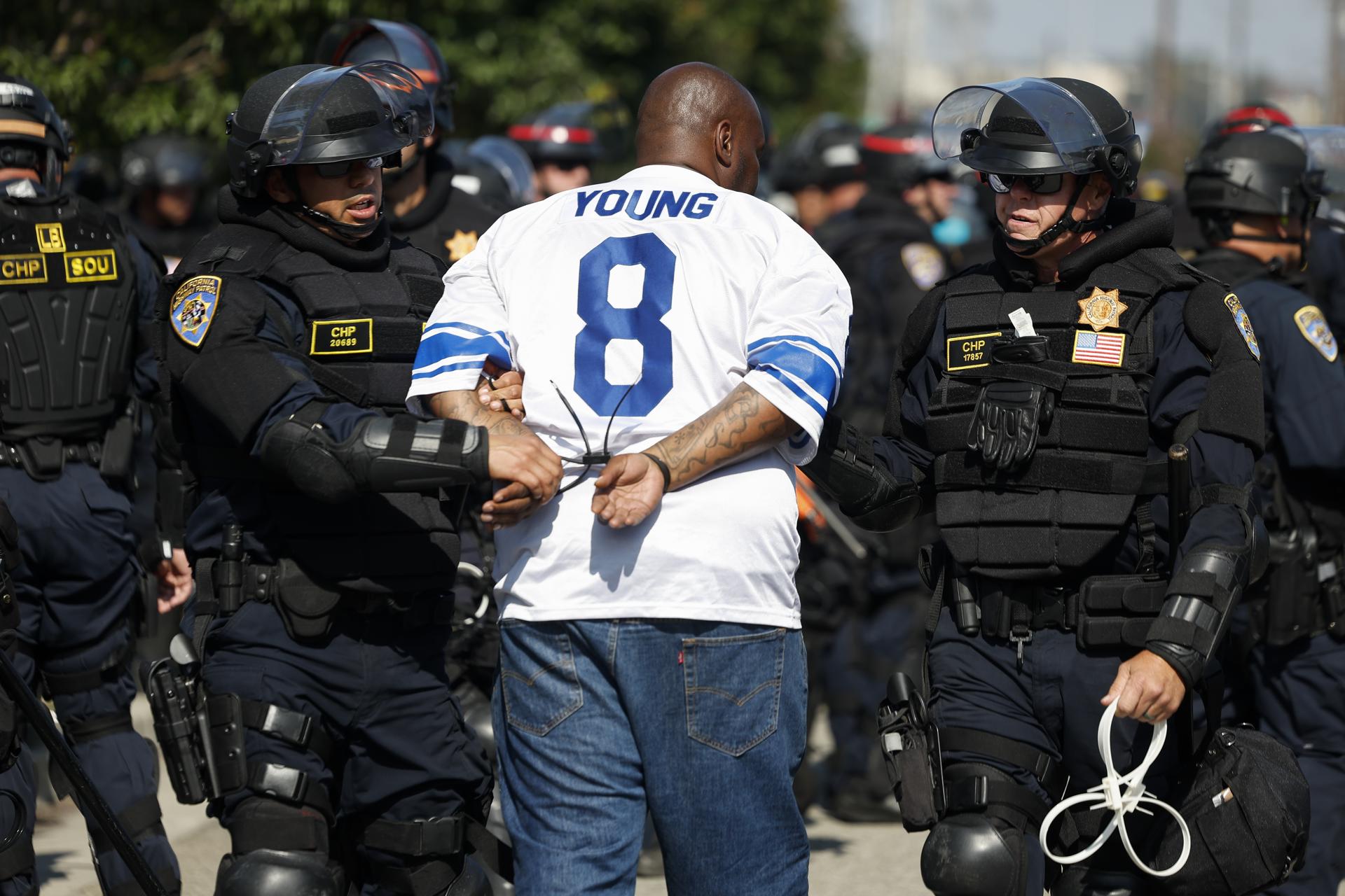 Agentes detienen a manifestantes en Los Ángeles, California, EE. UU., el 10 de junio de 2025. EFE/EPA/CAROLINE BREHMAN