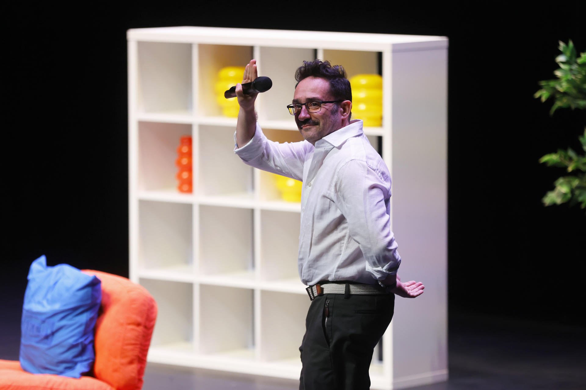 El cineasta español Juan Antonio Bayona fue captado este domingo, 8 de junio, al saludar durante la conferencia magistral ‘Luz en la oscuridad’, en el marco del 40 Festival Internacional de Cine en Guadalajara (FICG), en la capital del estado de Jalisco (México). EFE/Francisco Guasco
