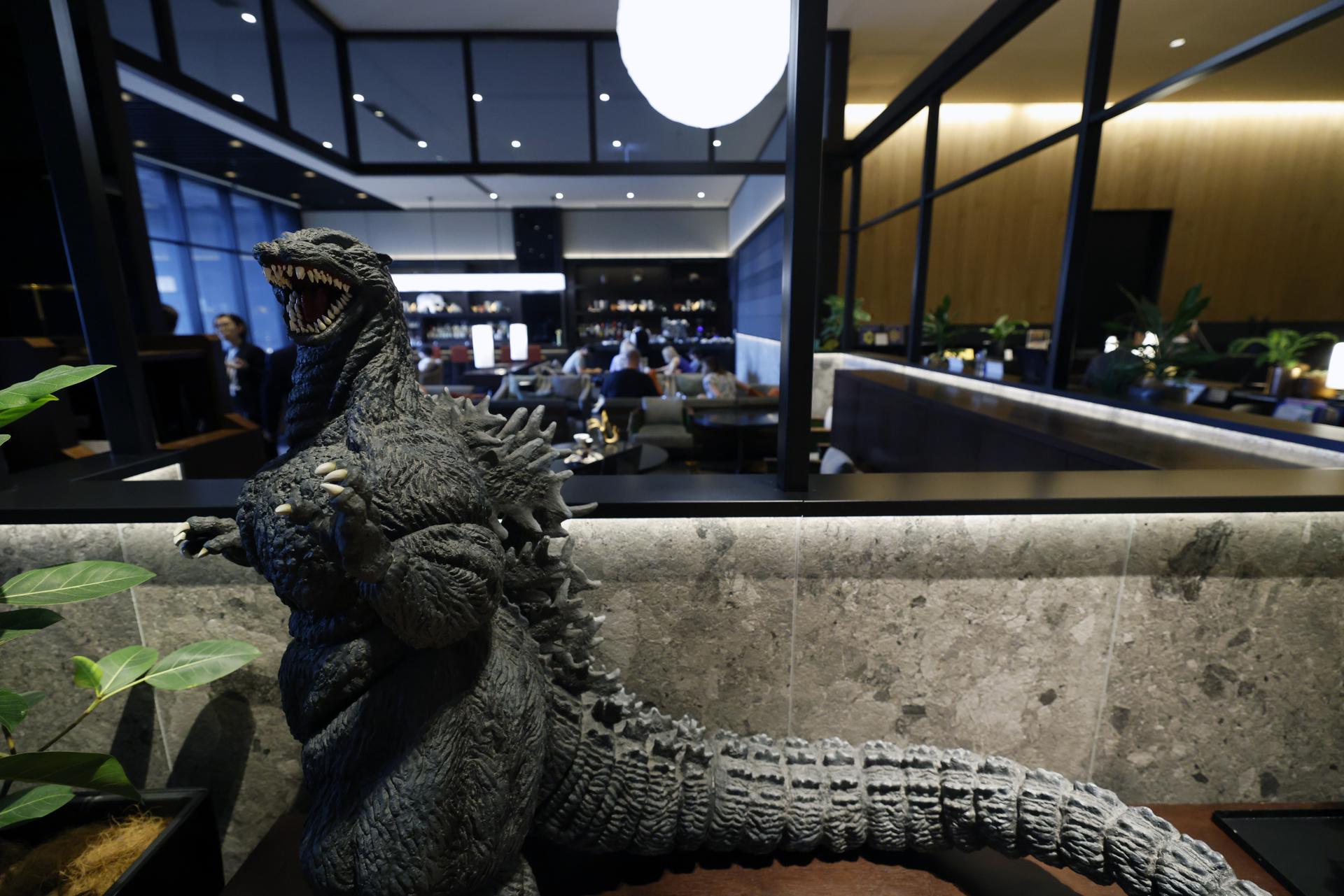 Una réplica de Godzilla en el salón del Hotel Gracery Shinjuku en Tokio, el 24 de junio de 2025. EFE/EPA/FRANCK ROBICHON
