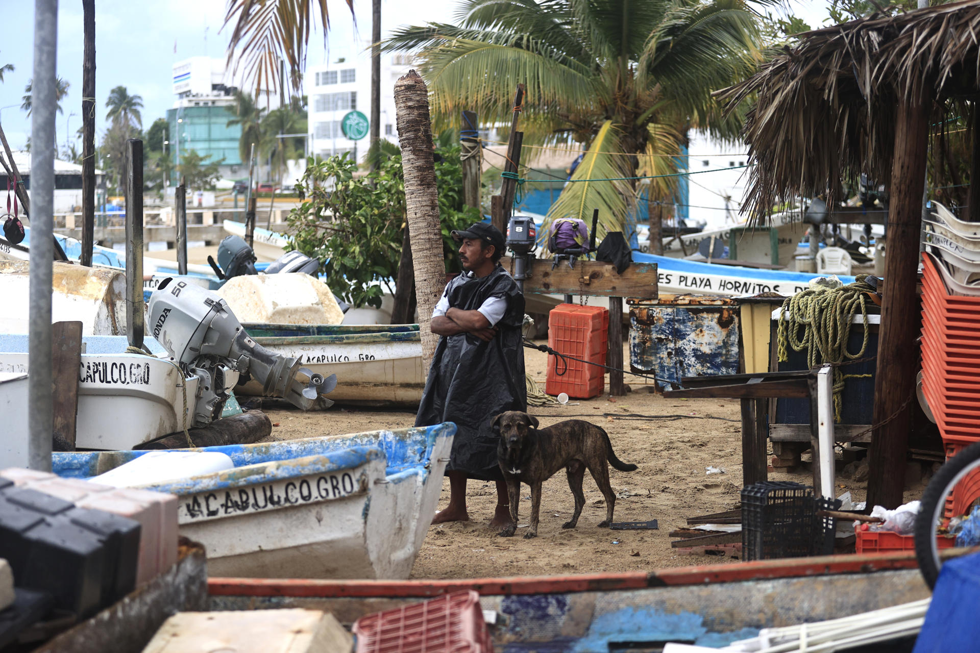 Una persona observa el mar en la playa antes de la llegada del huracán Erick este jueves, en Acapulco (México). EFE/ David Guzmán