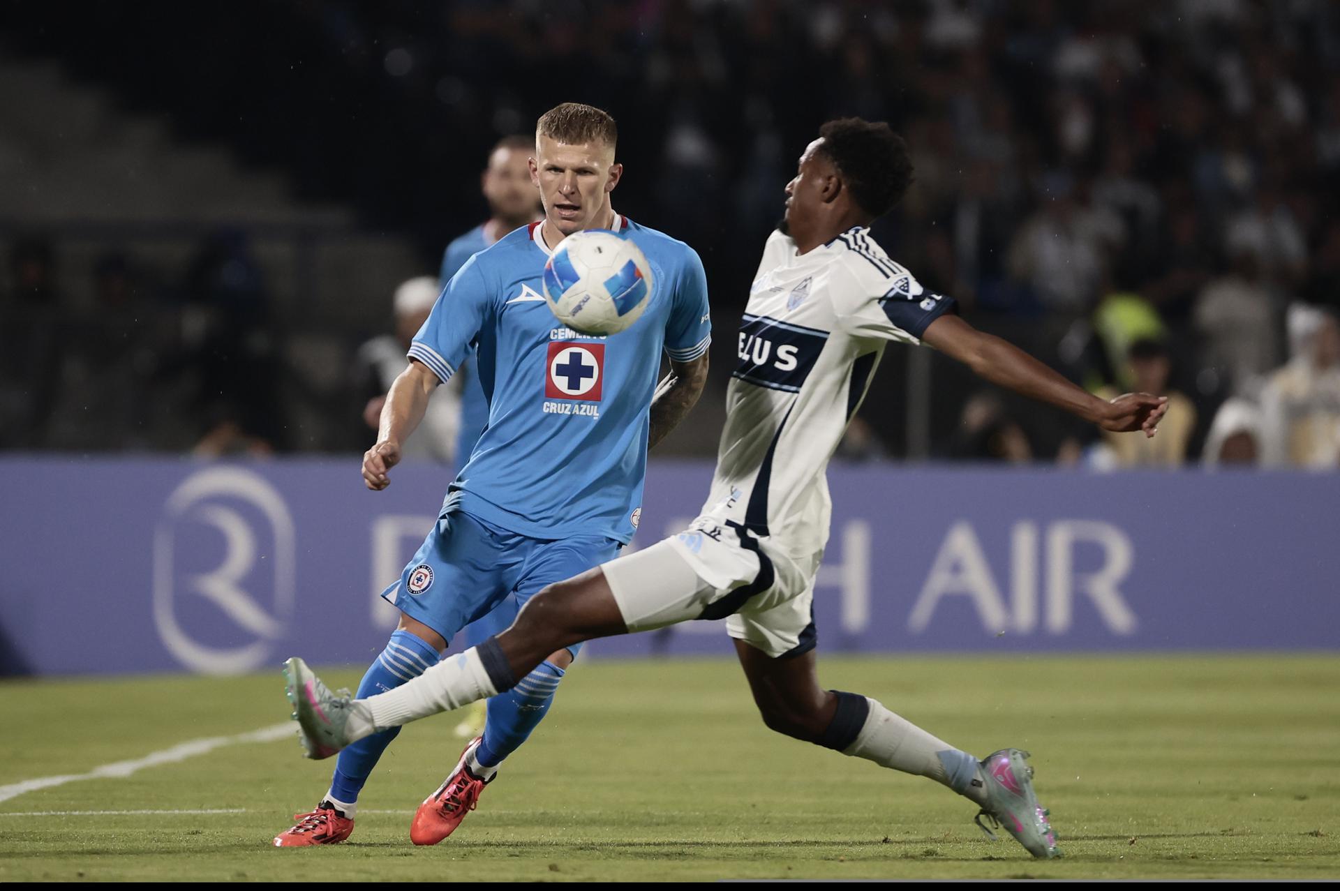 Mateusz Boqusz (i), de Cruz Azul, disputa el balón con Ali Ahmed, de Vancouver Whitecaps, en la final de la Concacaf Champions Cup en el estadio Olímpico Universitario de Ciudad de México (México). EFE/José Méndez