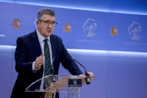 El portavoz del PSOE, Patxi López durante la rueda de prensa tras la reunión de la Mesa del Congreso este martes. EFE/Javier Lizón