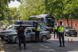 SEVILLA (ESPAÑA), 28/06/2025.- Agentes de la Policía Nacional durante el operativo de control de personas y vehículos instalado en una céntrica calle de Sevilla, que acogerá a partir del próximo lunes la IV Conferencia Internacional sobre Financiación para el Desarrollo (FFD4), la que se esperan hasta 12.000 asistentes, entre las delegaciones oficiales de los 150 países que han confirmado su presencia, incluidos medio centenar de jefes de Estado o de Gobierno. EFE/ Julio Muñoz