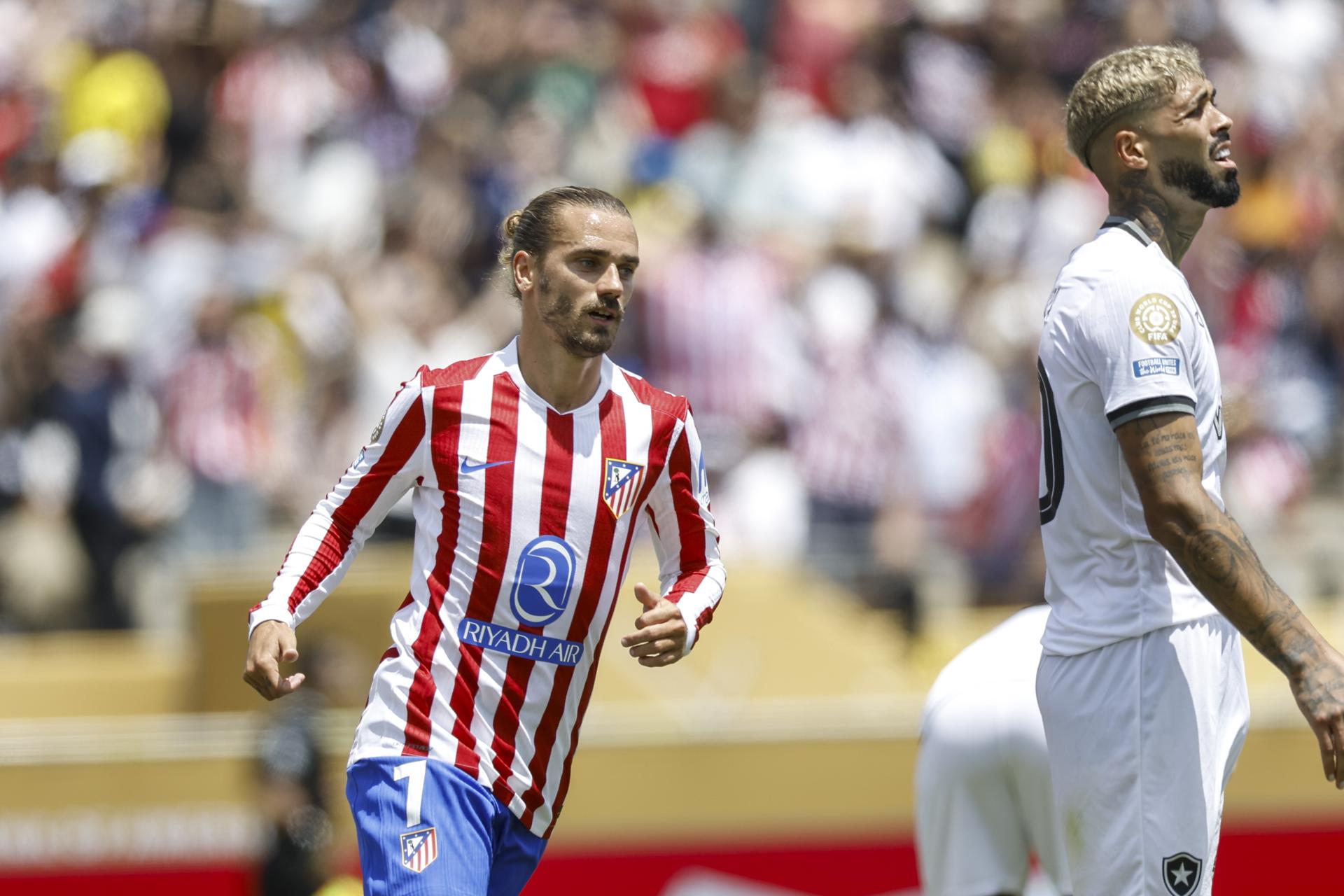 El delantero francés del Atlético de Madrid Antoine Griezmann (i) en acción ante Botafogo en el Mundial de Clubes. EFE/CAROLINE BREHMAN