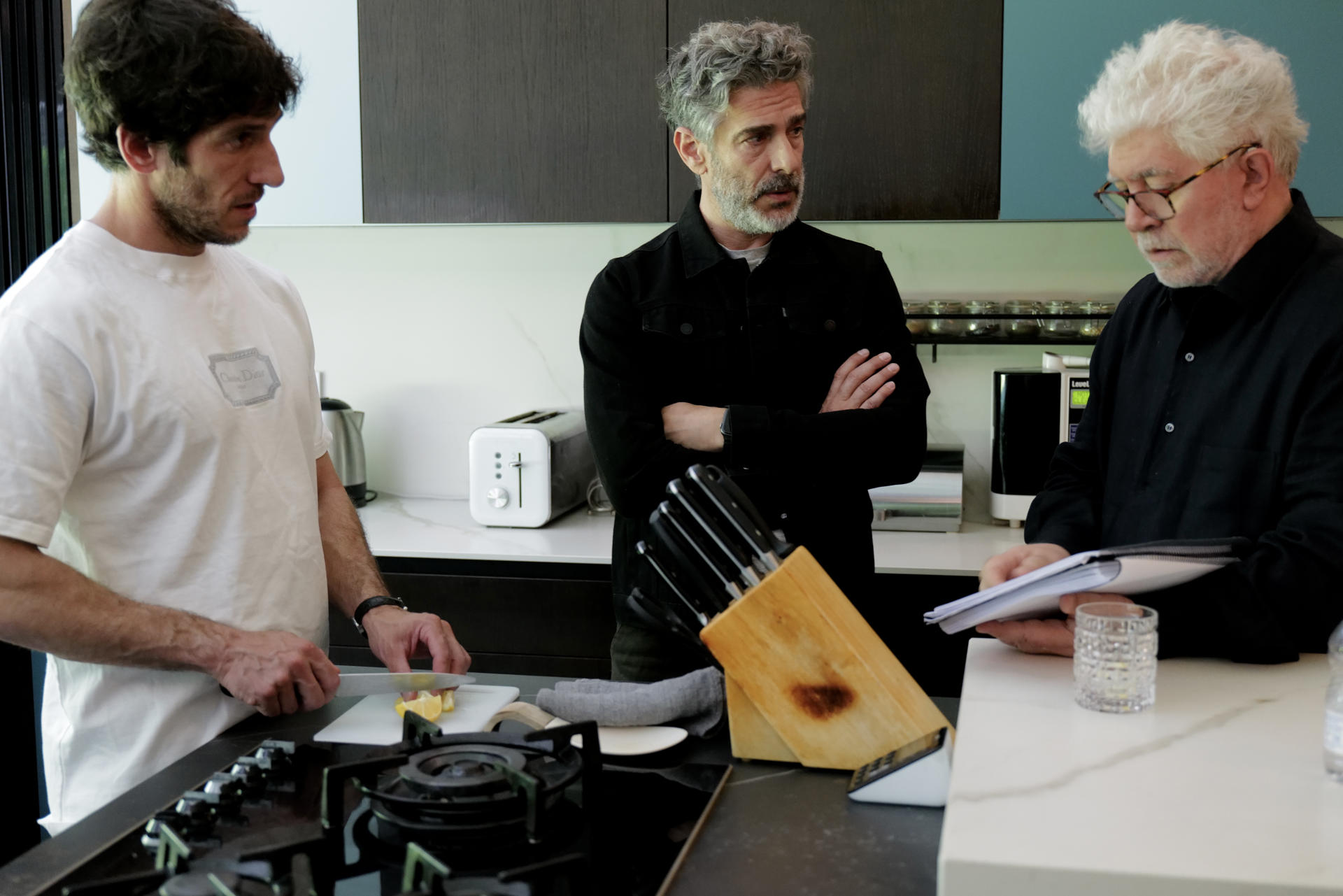 El director Pedro Almodóvar (d), junto a los actores Leonardo Sbaraglia (C) y Quim Gutiérrez (i) durante el rodaje de su nueva película 'Amarga Navidad'. EFE/Revolutionary / SOLO USO EDITORIAL/SOLO DISPONIBLE PARA ILUSTRAR LA NOTICIA QUE ACOMPAÑA (CRÉDITO OBLIGATORIO)